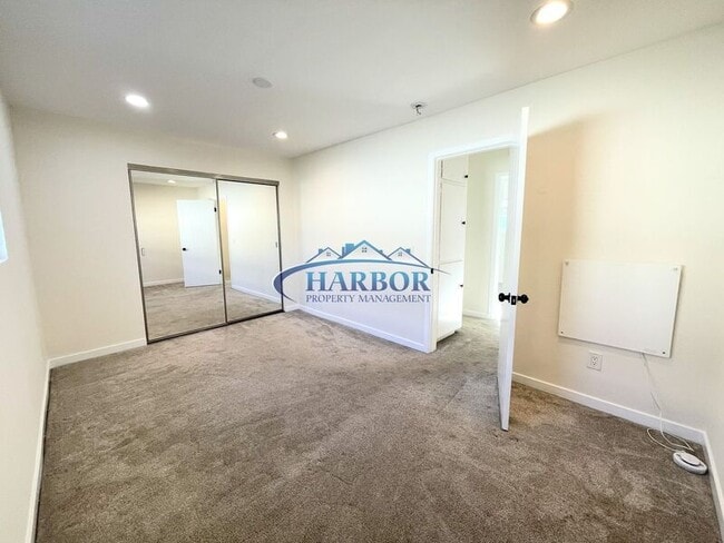 Building Photo - 677 W 39th St