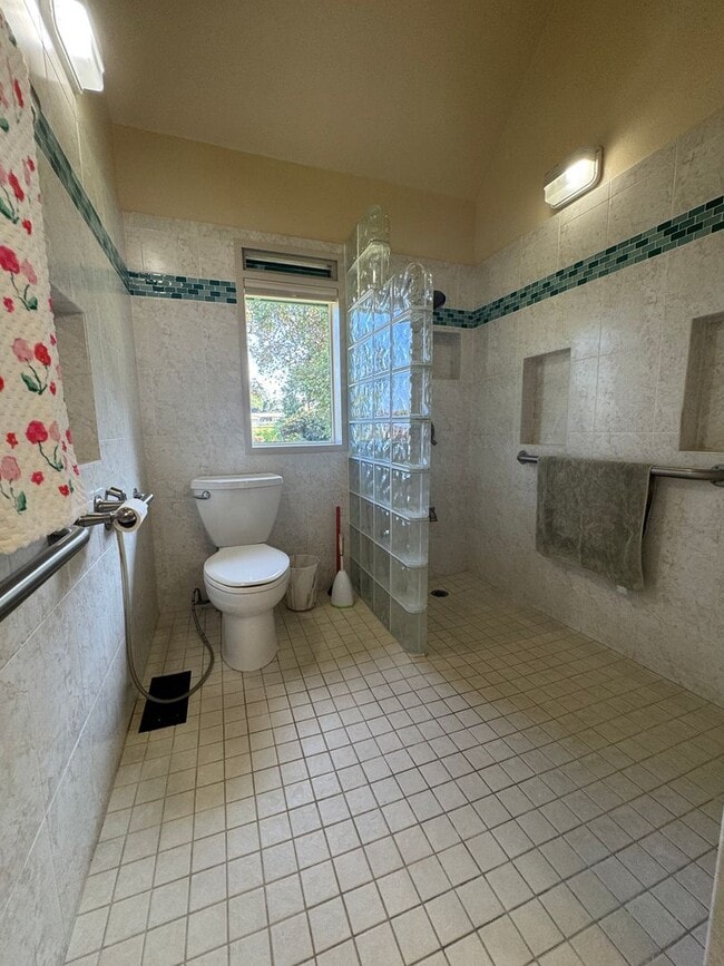 Building Photo - 3 Bedroom/ 2.5 Bath