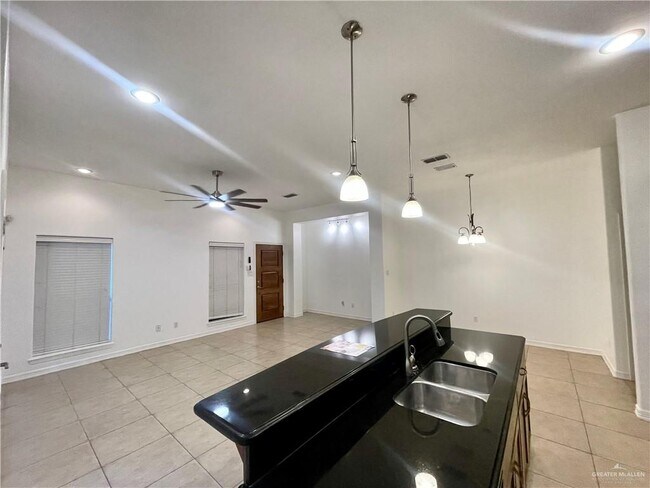 Building Photo - 2805 Mimosa St