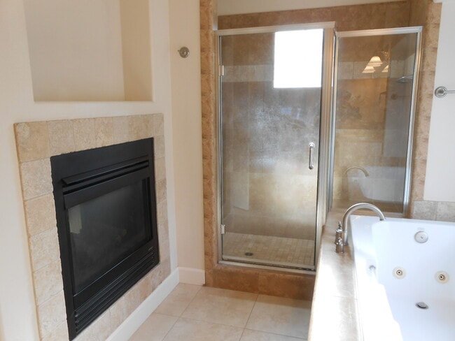 Building Photo - 1056 NE Parkview Ct