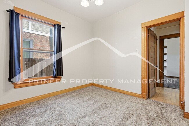 Building Photo - Beautiful Home with Fenced Yard and Washer/Dryer