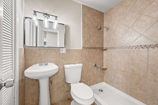 Building Photo - "Updated 4-Bedroom Gem in Fort Worth – Close to all things Ft Worth!"