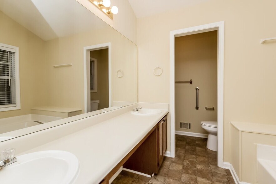 Building Photo - 1610 Summit Ridge