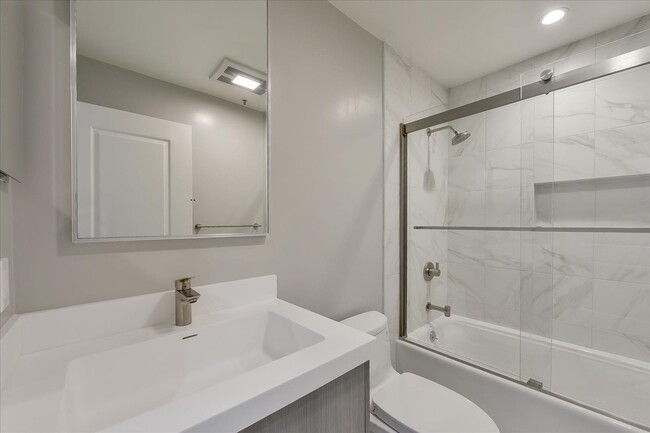 Building Photo - Newly Remodeled Two Bedroom Condo in Pacif...