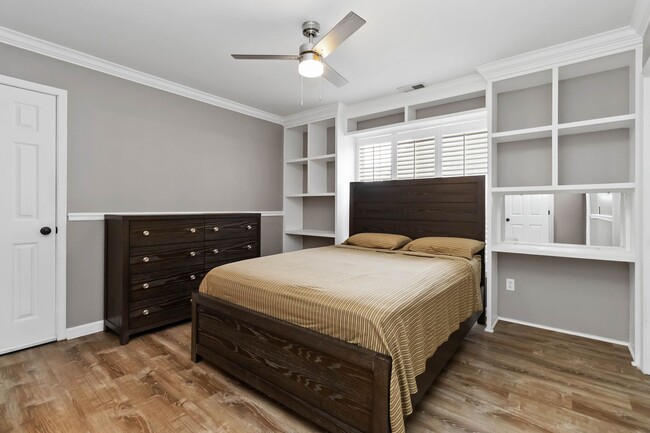 Building Photo - Beautiful Home just minutes from Mountain Island lake