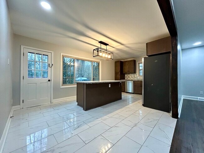 Building Photo - 5922 Amity Pl