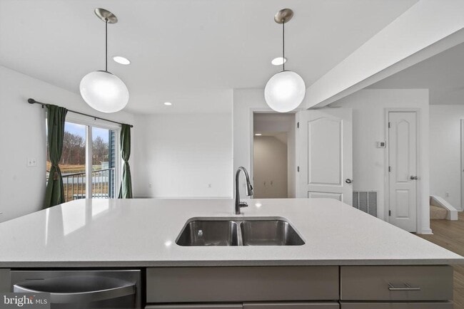 Building Photo - 18 Needle Ct