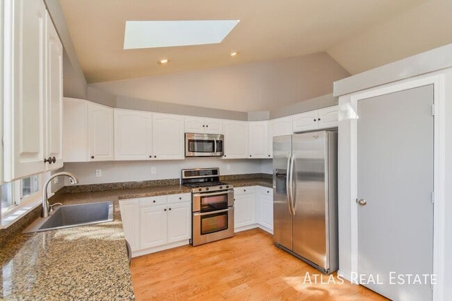 Building Photo - 3055 Ellesmere Dr