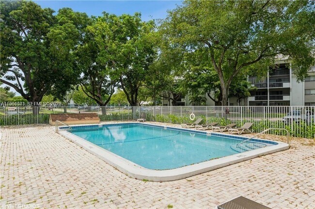 Building Photo - 731 N Pine Island Rd