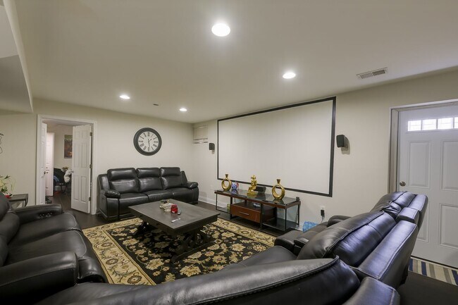 Building Photo - Luxurious Single Family Home in Emerald Farm