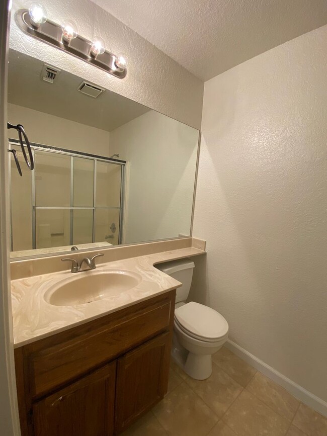 Building Photo - SHARON CREEK CONDOS! Upper level, 2bed/2 b...