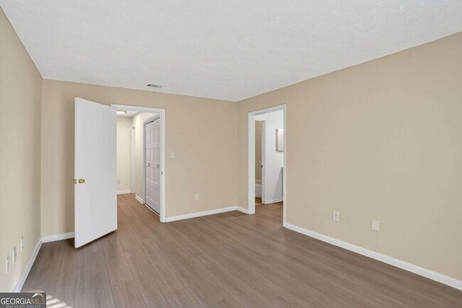 Building Photo - 8740 Roswell Rd