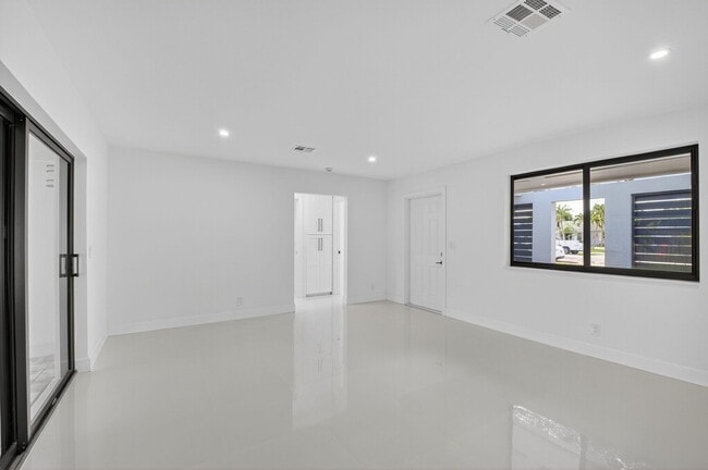 Building Photo - 513 Lindell Blvd