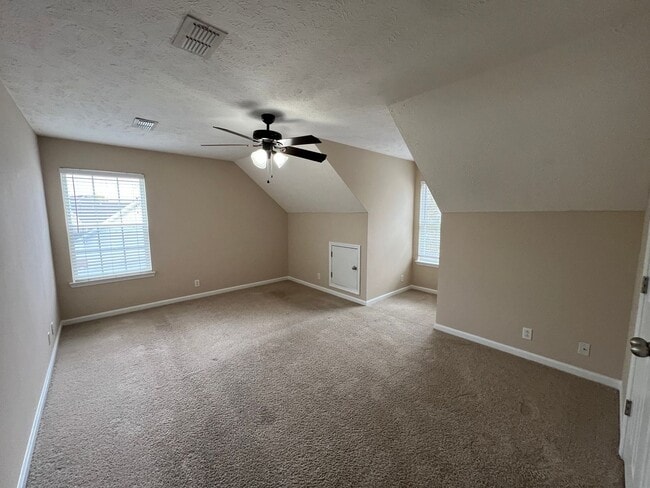Building Photo - Cute 3 BR 2.5 BA Home Located in Culdesac in Evergreen Farms