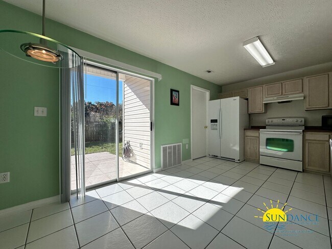 Building Photo - Lovely 2 Bedroom Townhouse Close to Downtown FWB