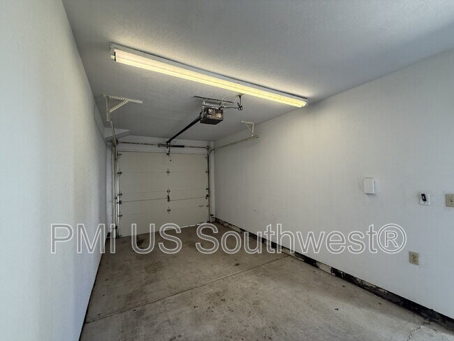 Building Photo - 1800 Club House Dr