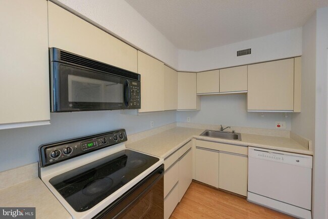 Building Photo - 5501 Seminary Rd