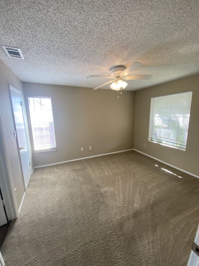 Building Photo - 2 BED 2 BATH MOVE IN NOW!!  TOP FLOOR $1,4...