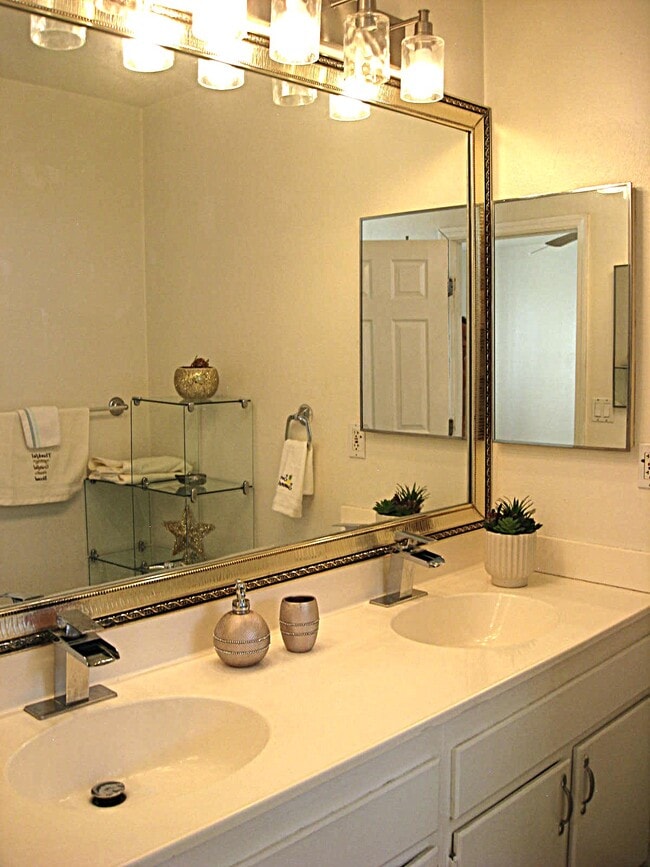 Building Photo - 9266 Cypress Ave