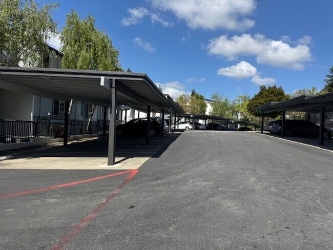 Building Photo - Spacious Two story 2 bedroom, 2 bath Condo. Move-In ready!!