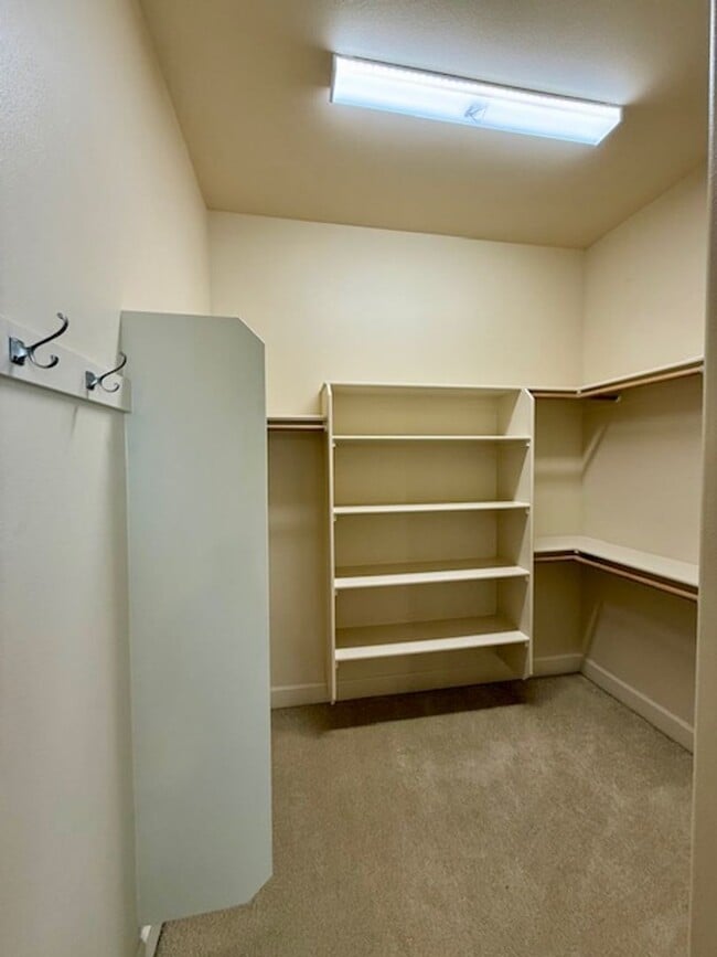 Building Photo - Stunning 4-Bedroom Aspen Rim Home in Bend!