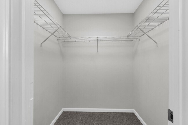 Building Photo - 213 E Ridge Ct