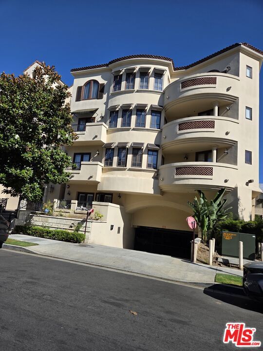 Building Photo - 10364 Almayo Ave