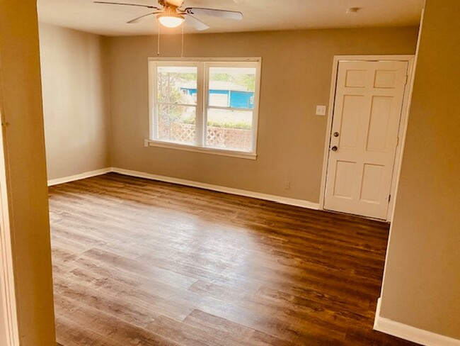 Building Photo - RECENTLY REMODELED 3 BEDROOM 2 BATH  LEASE...