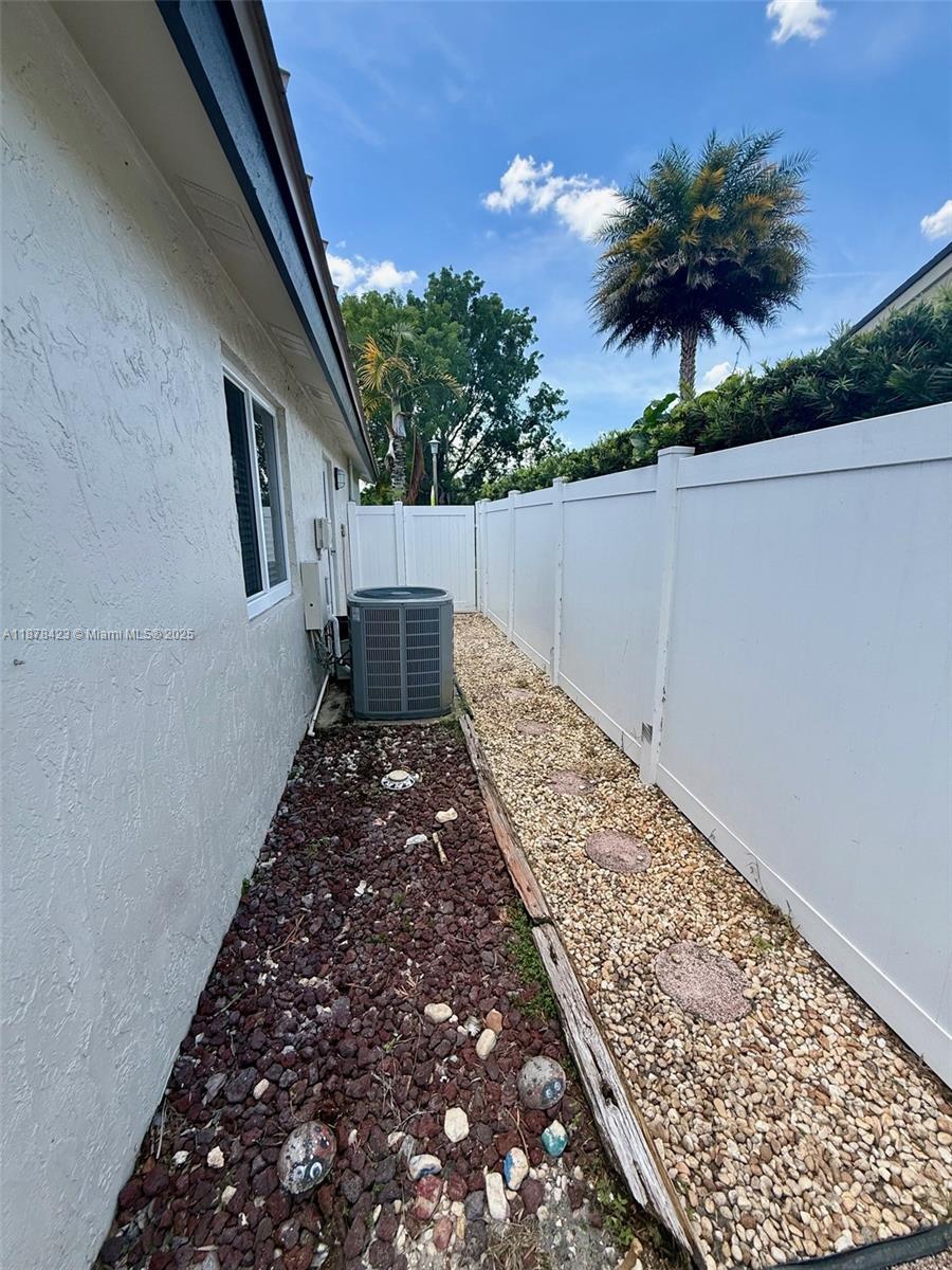 Building Photo - 11561 SW 51st Ct