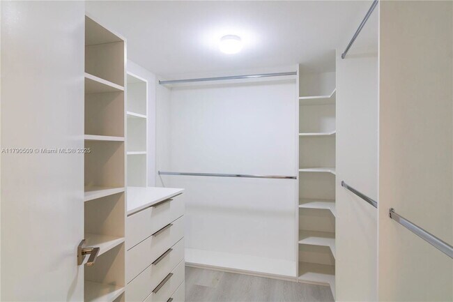 Building Photo - 100 Bayview Dr