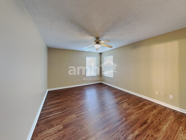 Building Photo - 8749 Trumpeter Dr