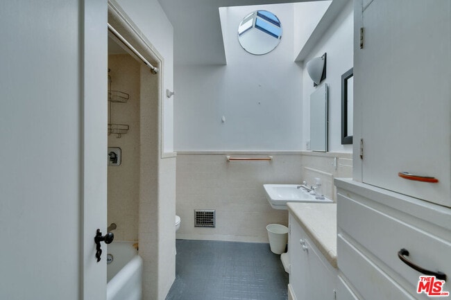 Building Photo - 10870 Wellworth Ave