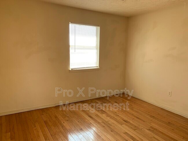 Building Photo - 111 Elm St