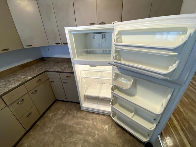 Building Photo - 4 Bedroom 1.5 Bath House with Washer and D...