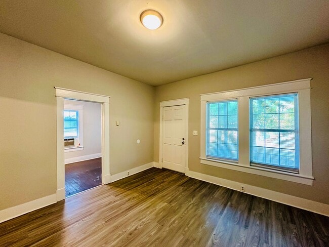 Building Photo - DOWNTOWN - 2 Bedroom - MOVE IN BY JULY 30t...