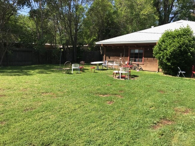 Building Photo - 2 bedroom in Central Davis available for J...