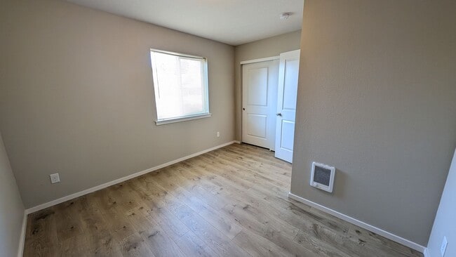 Building Photo - End unit Townhouse in Forest Grove