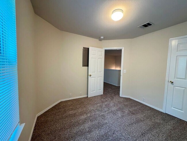 Building Photo - 251A Utterback