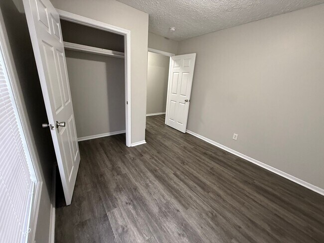 Building Photo - Cozy 2 Bedroom Garden Apartment