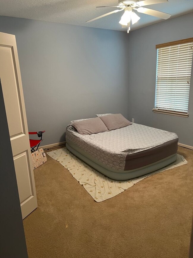 Building Photo - 2 Bed 2.5 Bath