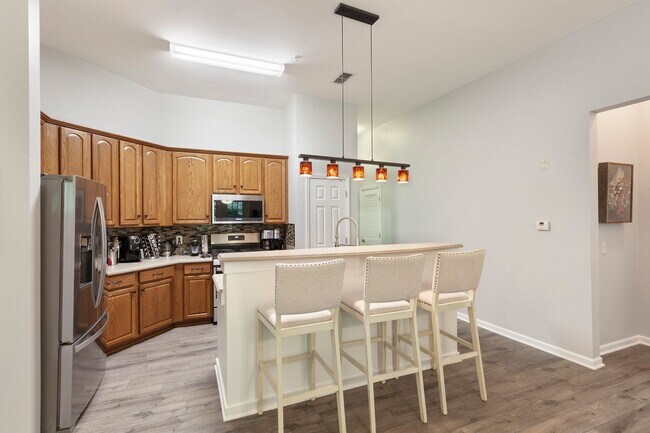 Building Photo - Gorgeous 3/2 Top Floor Condo w/ Private Vi...