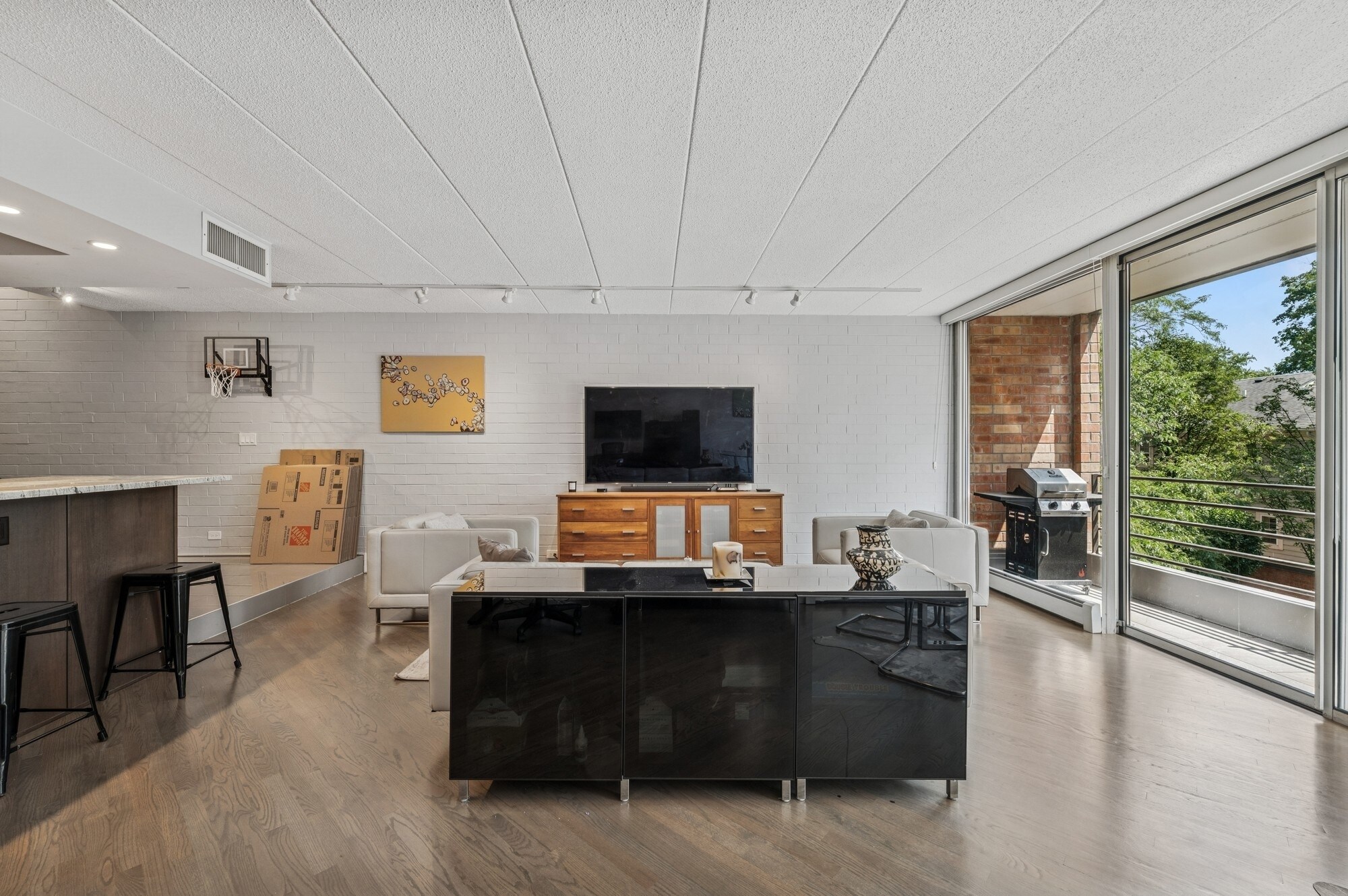 Building Photo - 630 Vernon Ave