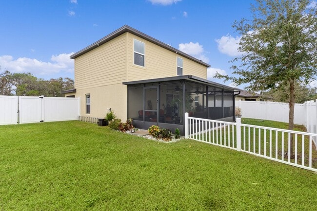Building Photo - FULLY FENCED BACK YARD!