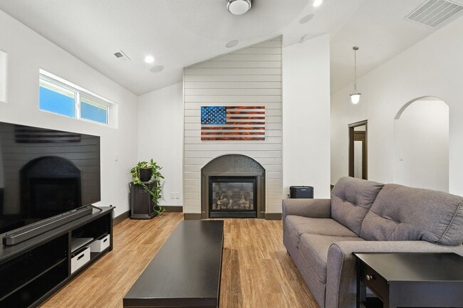 Building Photo - Gorgeous Hayden Home For Rent!
