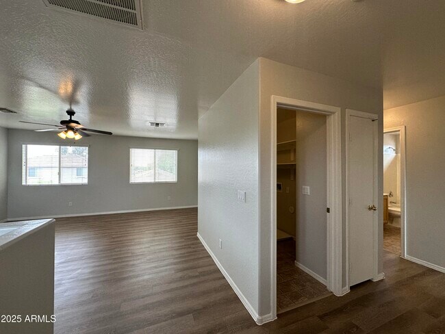 Building Photo - 13921 W Port Royale Ln