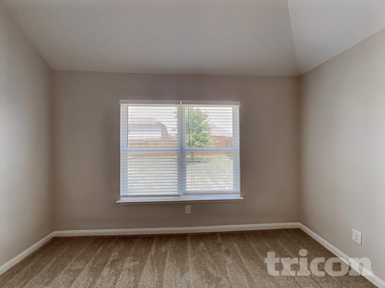 Building Photo - 2312 Redbud Dr