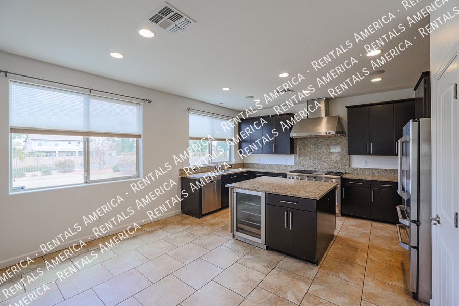 Building Photo - 654 E Sipapu Dr