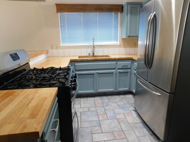 Building Photo - Spacious 3bd 2.5ba Quiet location.