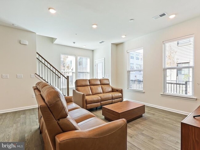 Building Photo - 1001 Greenwich Dr