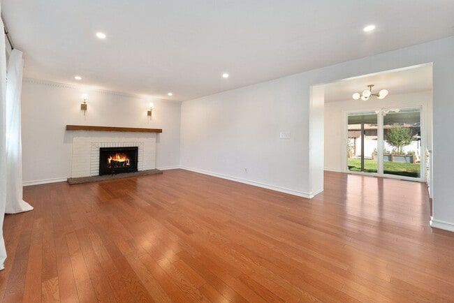 Building Photo - Charming Home w/Updated Kitchen and Yard B...